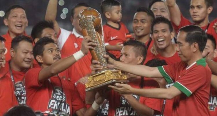 Pemain Persija Bambang Pamungkas Terima Trofi Piala Presiden Dari Jokowi